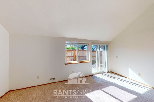 Building Photo - Lovely pet-free end unit in an established...