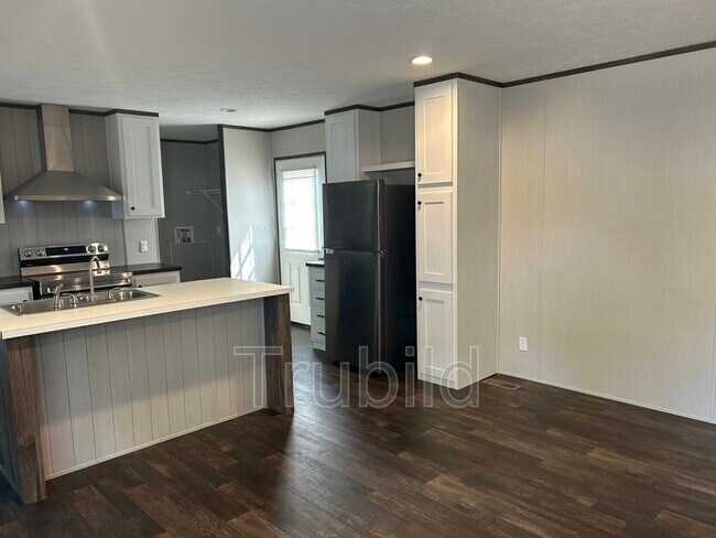Building Photo - 99a Somerset Dr
