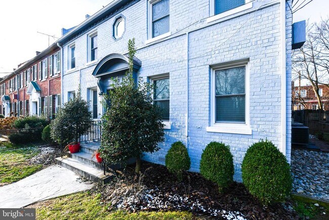Building Photo - 913 Quincy St NE