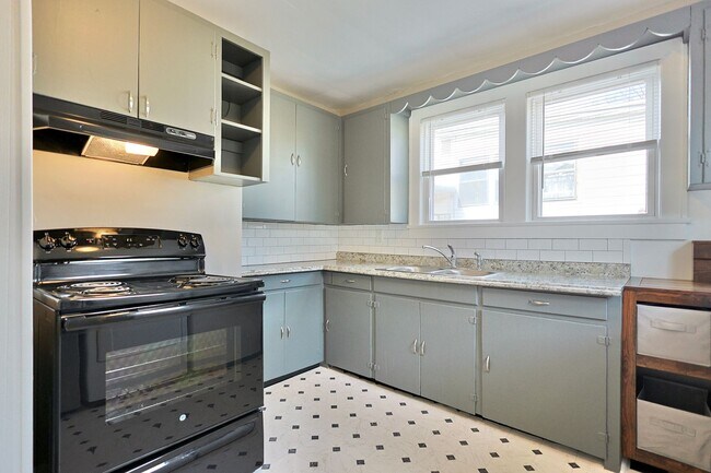 Building Photo - 1618 Mall St NW