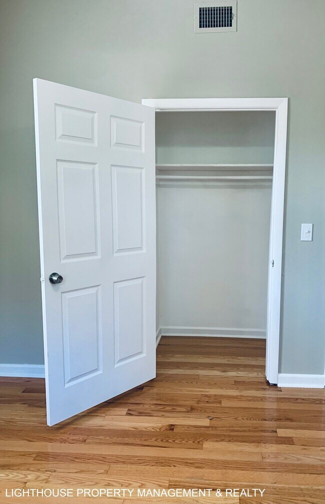 Building Photo - Large 4 Bed/1.5 Home with New Kitchen!