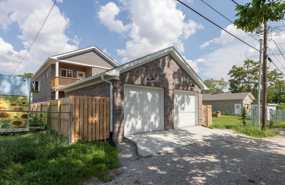 Garage each unit comes with single bay - 752 N Elder Ave