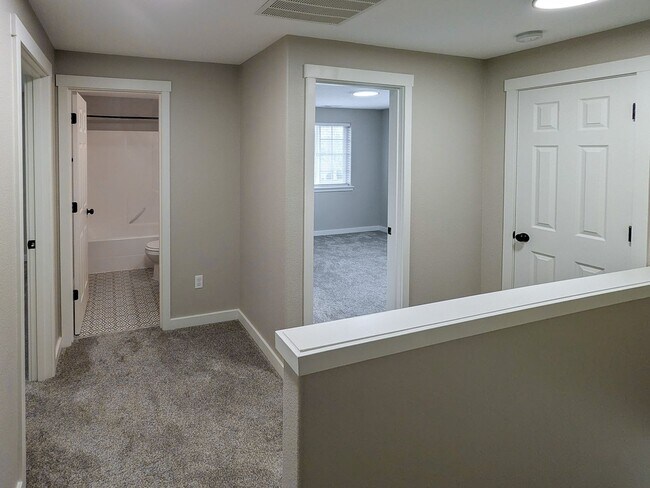 Building Photo - 1497 Golden Ln N