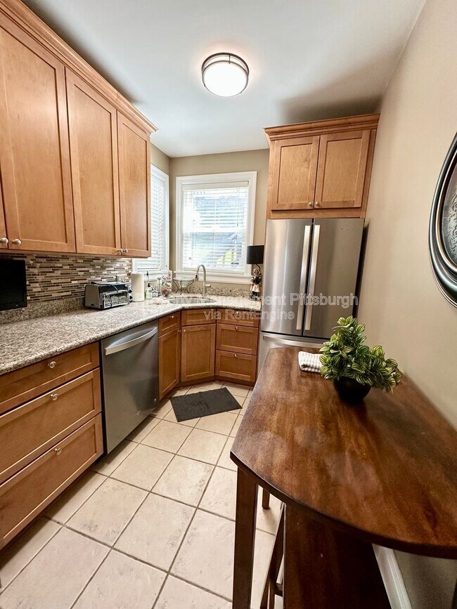 Building Photo - 138 Pius St