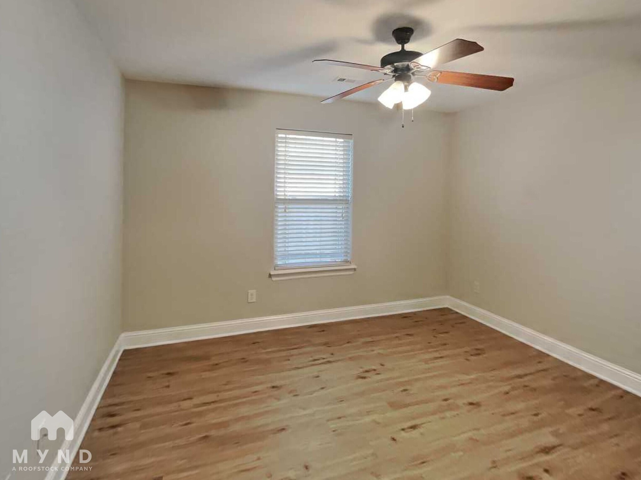 Building Photo - 102 NE Larkspur Ln