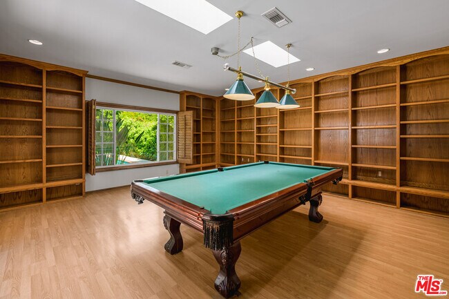 Building Photo - 8760 White Oak Ave