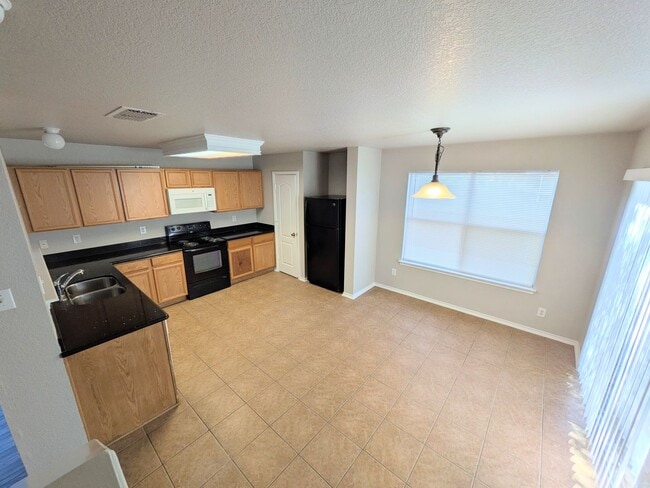 Building Photo - Very Nice 4 Bedroom Home In Convenient Northwest Location!