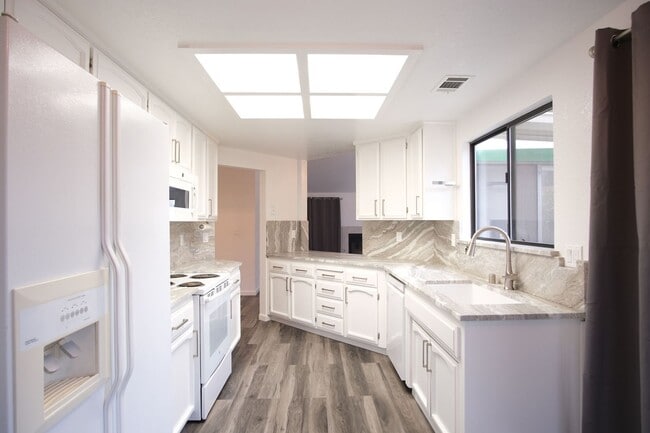 Building Photo - Stunning 3-Bedroom 2-bathrooom in the vibrant city of Modesto