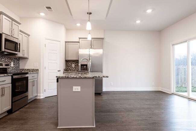 Building Photo - Charming Home With Eat In Kitchen, Granite Countertops, and Glass Door Tiled Shower