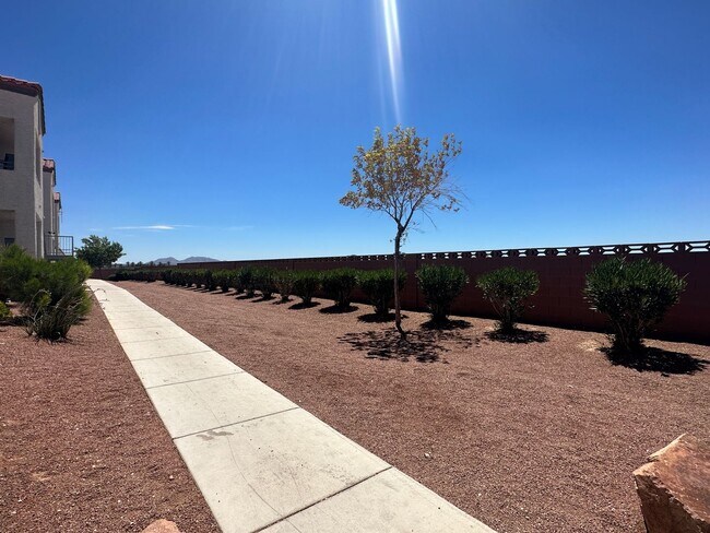 Building Photo - Adorable 3 bedroom Las Vegas Nv condo