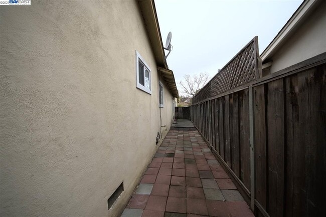 Building Photo - 1345 Kingfisher Way