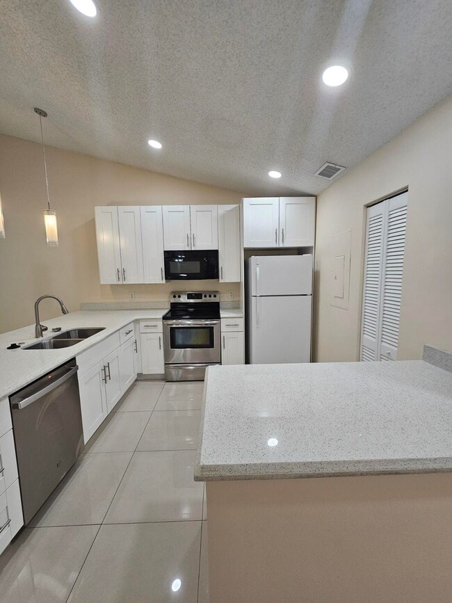 Building Photo - 480 Hardwood Pl