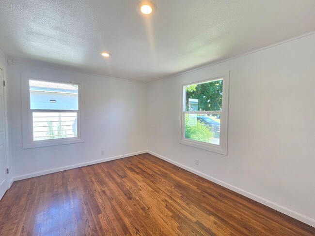 Building Photo - 5621 N Hemlock St