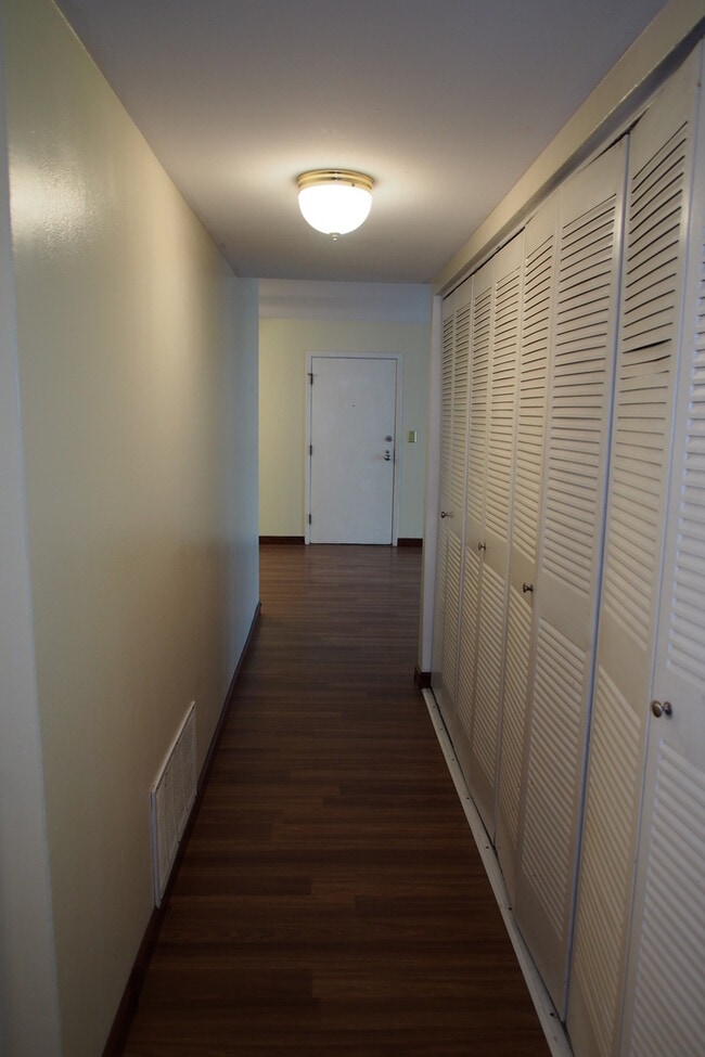 Building Photo - 6158 Knoll Way Dr