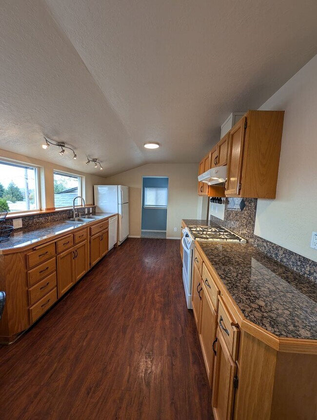 Building Photo - Easy Commute with Stunning Views!