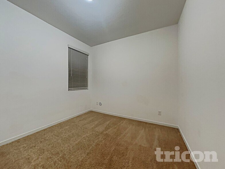 Building Photo - 19781 N Lauren Rd