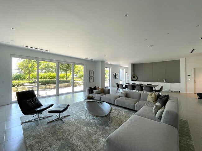 Building Photo - Spacious Vista Pearl Condo with Bonus Den, Stunning Views and Fabulous Amenities