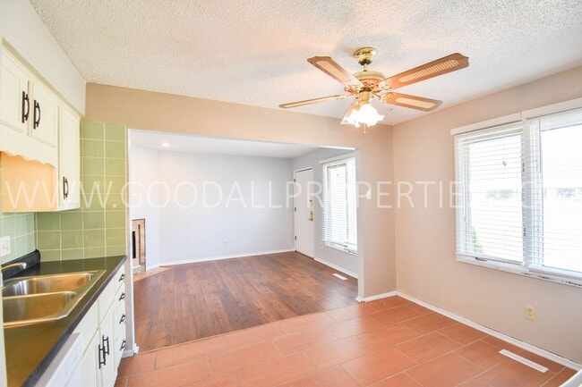 Building Photo - 2 Bedroom 1 bath duplex with unfinished basement near Merle Hay Mall