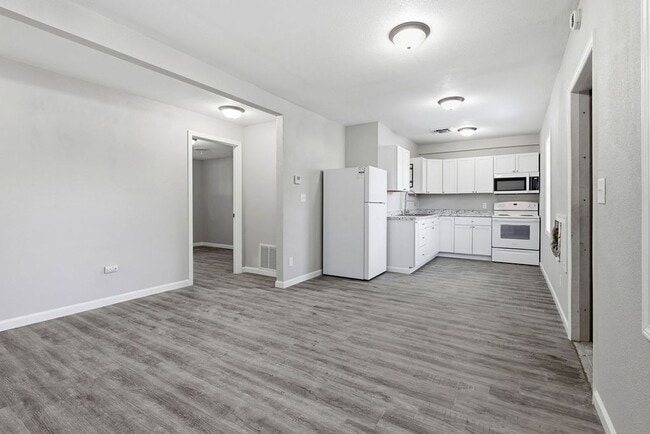 Building Photo - Beautiful completely renovated 2 bed 1 bath townhouse for rent!
