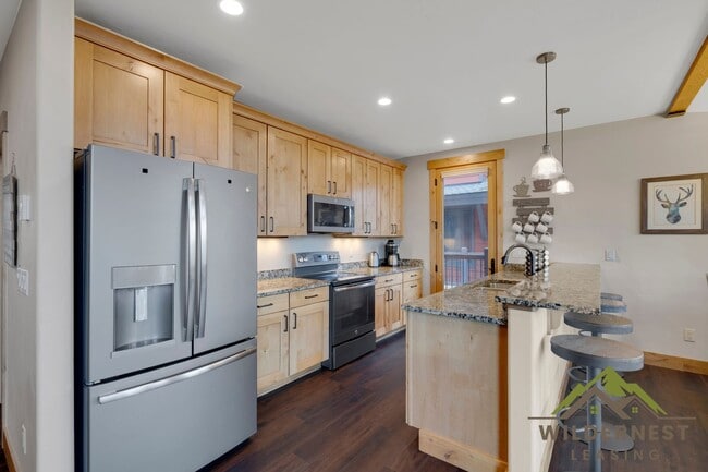 Building Photo - Beautiful Furnished Townhome with infared sauna, finished garage and community amenties