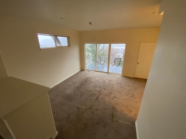 Building Photo - Fantastic Views From This Three Bedroom Townhome