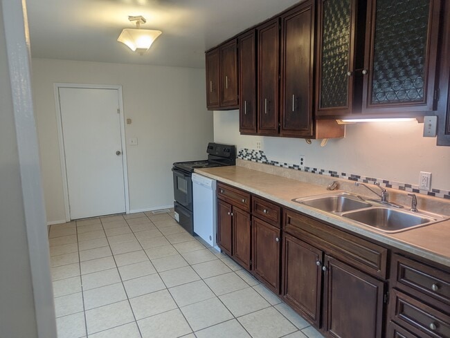 Building Photo - 3312 York Dr