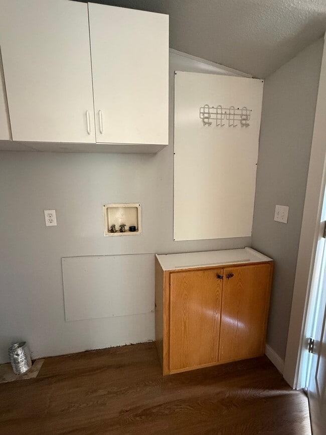 Building Photo - Newly Remodeled 3 Bedroom Home