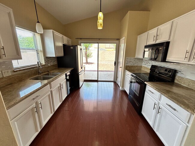 Building Photo - 3 Bed / 2 Bath with No Carpet & Split Floo...