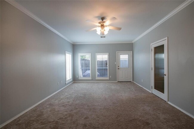 Building Photo - 915 W Heights Hollow Ln