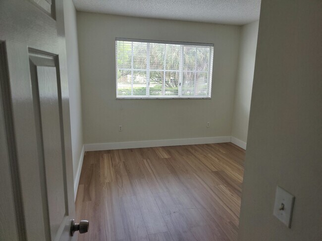 Building Photo - 2474 Centergate Dr