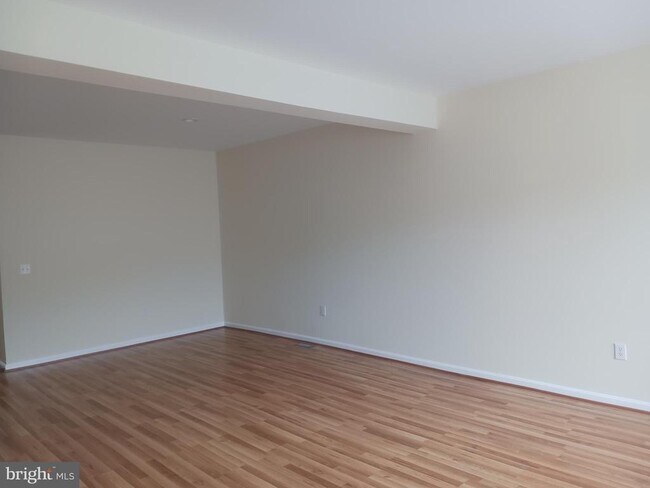 Building Photo - 205 Hillside Ct