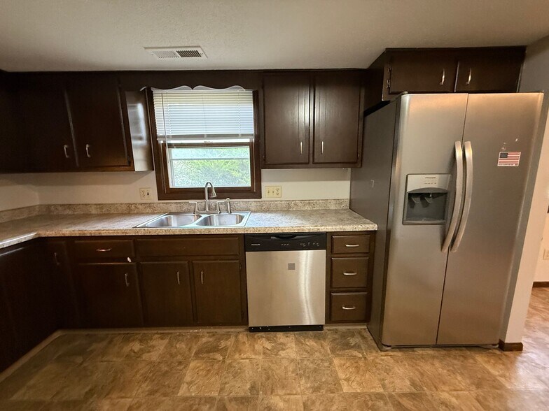 Building Photo - 5720 Lionel Dr