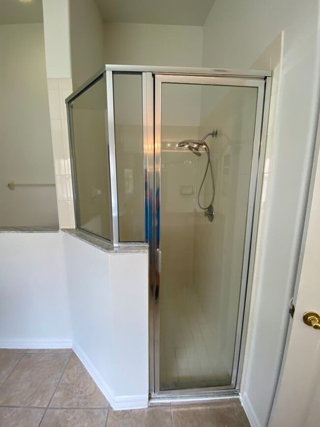 Building Photo - Great 4 Bedroom 3 Bathroom Pool Home in Indian Creek