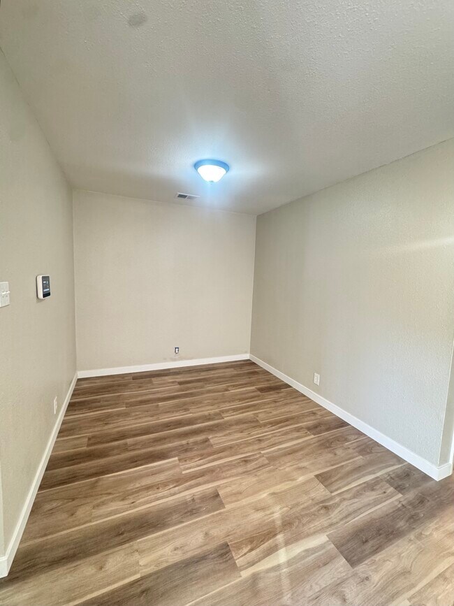 Building Photo - 2221 Dogwood Way