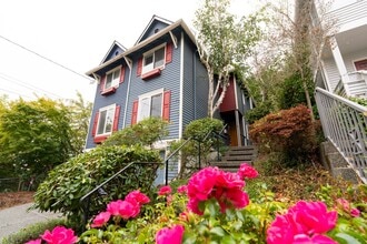 Building Photo - 7425 Sunnyside Ave N