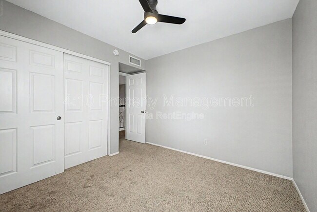 Building Photo - 3236 E Hiddenview Dr