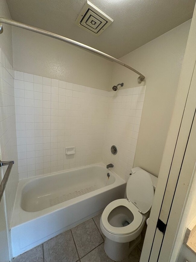 Building Photo - $3,000 / 2-BR / 2-BATH Townhouse with 1 parking Stall - HOKULANI IN KAILUA, 900 sq ft.