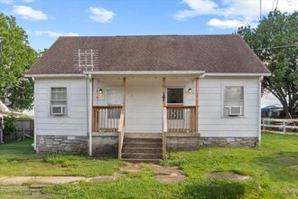 Building Photo - 527 Maple St