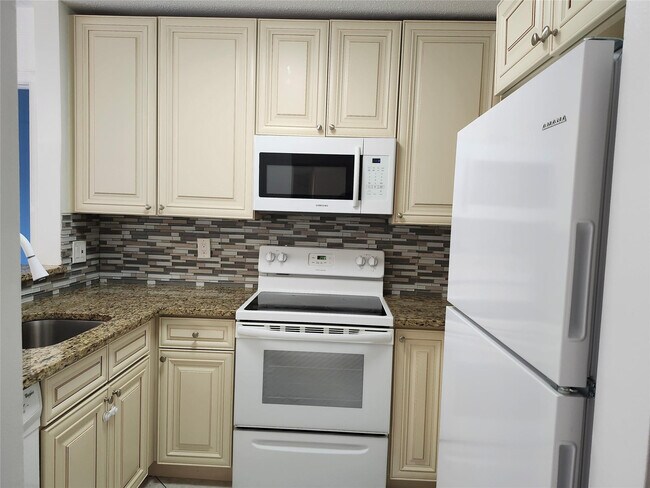 Building Photo - 501 SE 8th St