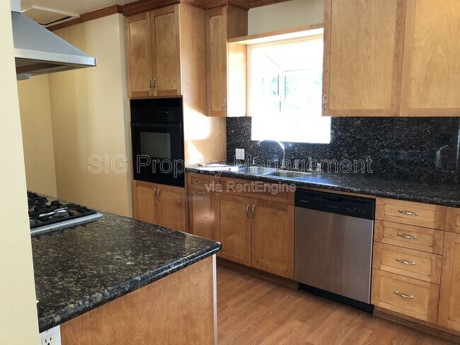 Building Photo - 507 E Cypress St