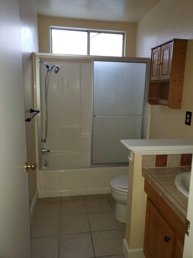 Building Photo - 3 bedroom 2 bath with Pool Off of Oakdale Road