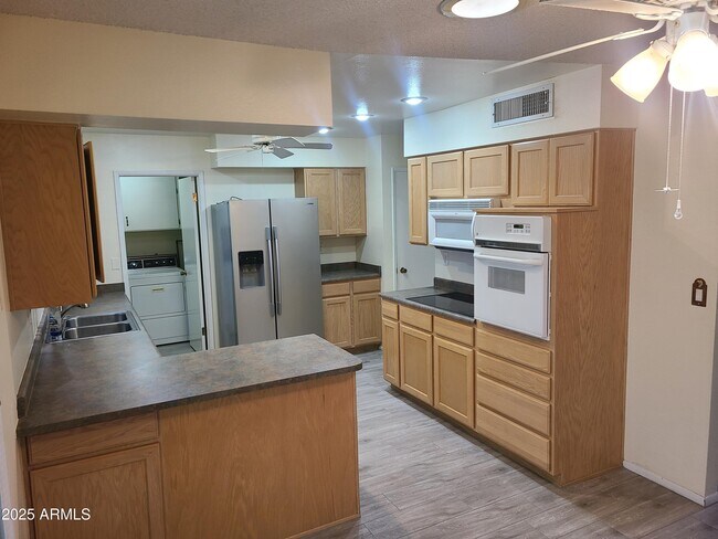 Building Photo - 10321 W Deanne Dr