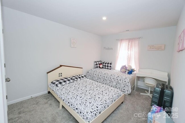 Building Photo - 547 Sitka Dr