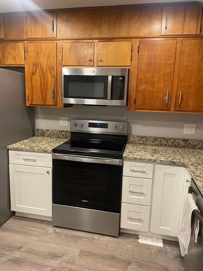 Building Photo - Knoxville 37914 - Adorable 2 bedroom, 1 bath home - Contact Lisa Vineyard and Shannon Russell (86...