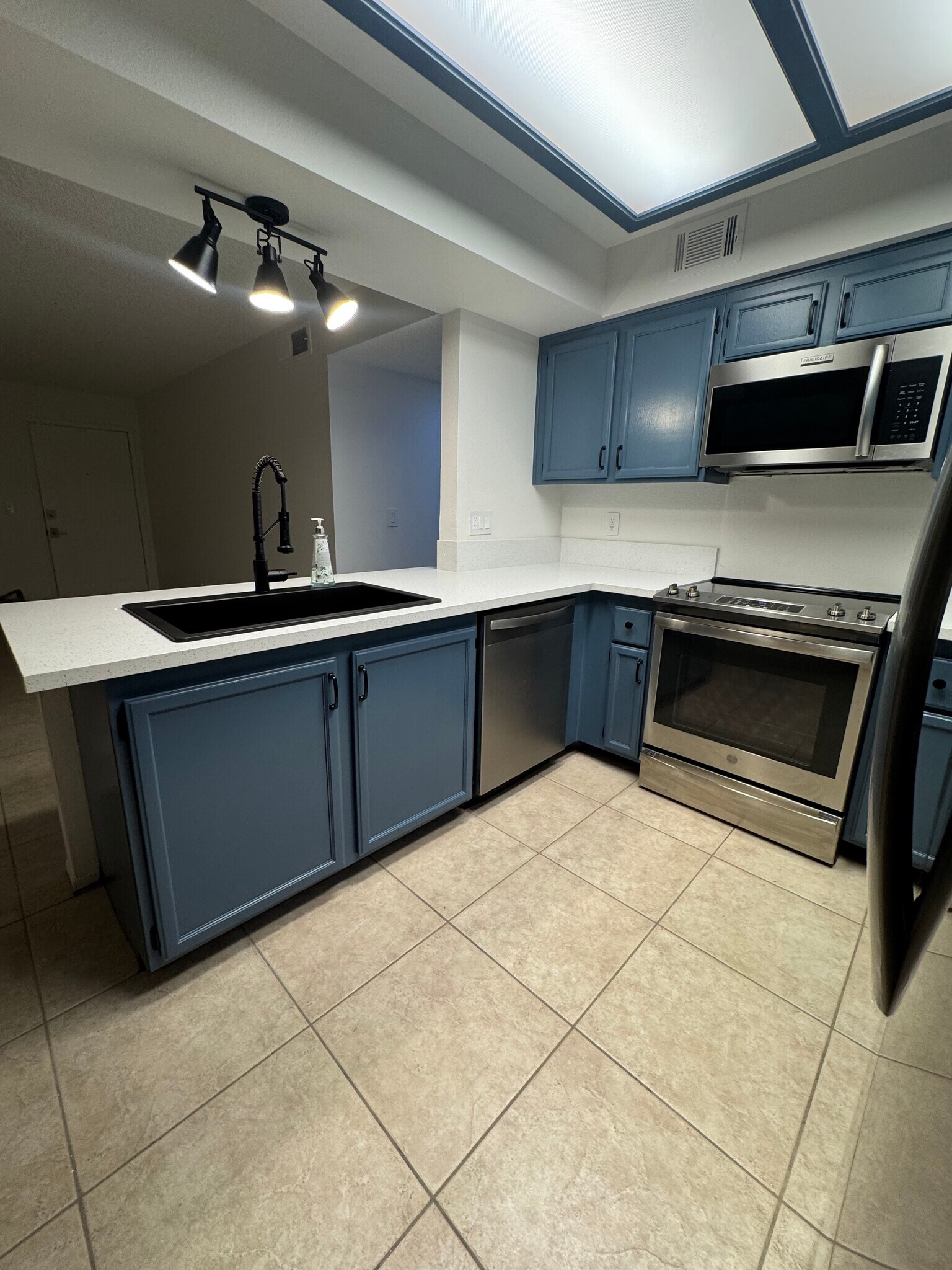 Building Photo - 1575 W Warm Springs Rd