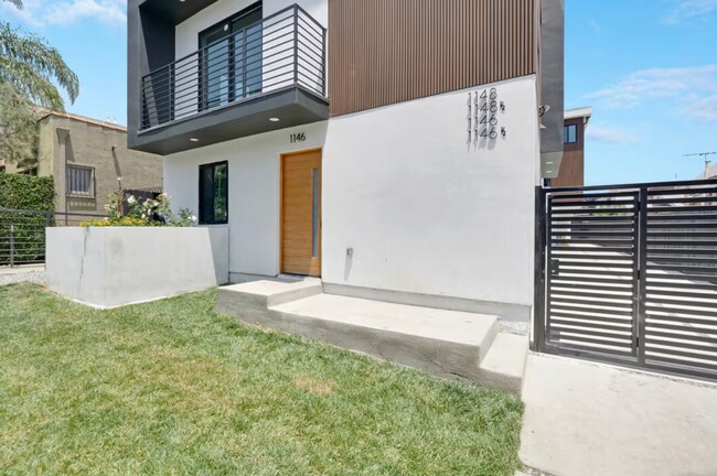 Building Photo - Newer Townhouse Available!