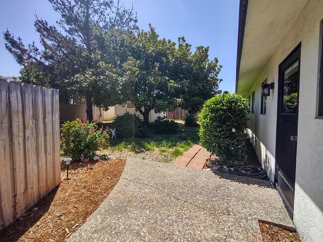 Building Photo - 3 bedroom, 2 bath home in the desirable be...