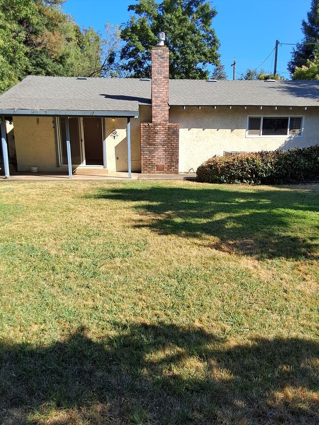 Building Photo - 3 bed/1.5 bath on large corner lot