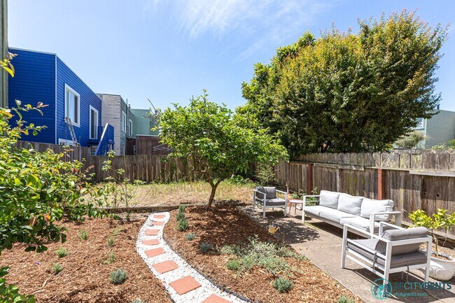 Building Photo - Outer Sunset: Top Floor w/ Shared Yard & Laundry on N Judah Line