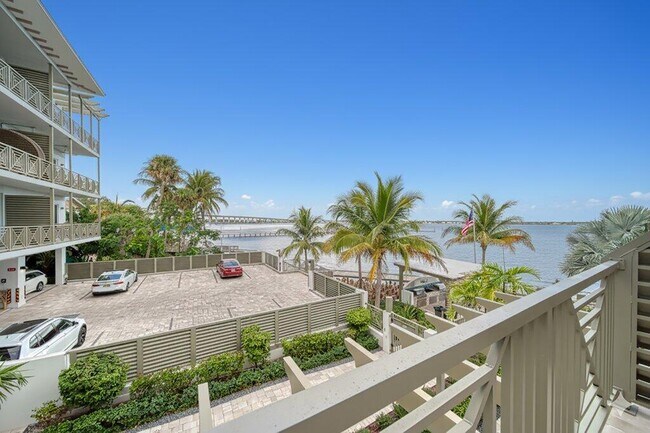 Building Photo - 41 SW Seminole St